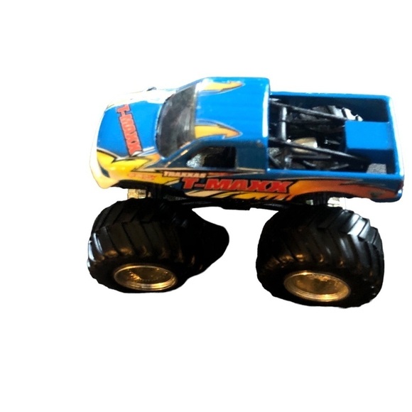 Lot of 4 Hot Wheels Monster Jam Trucks T-Maxx Grave Digger Scarlet Bandit + 1 - Picture 7 of 15